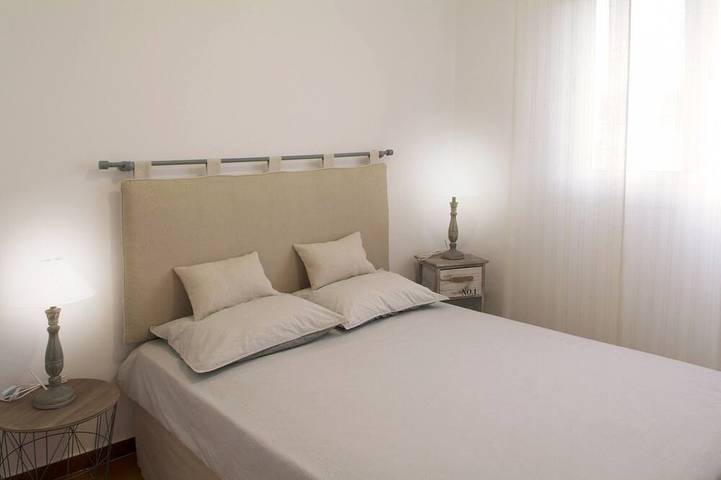 Casa 8 pax, jardín y piscina comunitaria, barbacoa privada, wifi gratis y aire acondicionado en el salón. Cerca de la playa de la Costa Brava y Costa Barcelona. Vivalidays Pinell. in Palafolls, Maresme