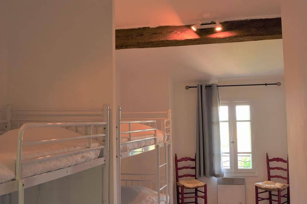 Maison avec terrasse, piscine partagée, dans une oliveraie, proche Canal du Midi in Béziers, Côte méditerranéenne (France)