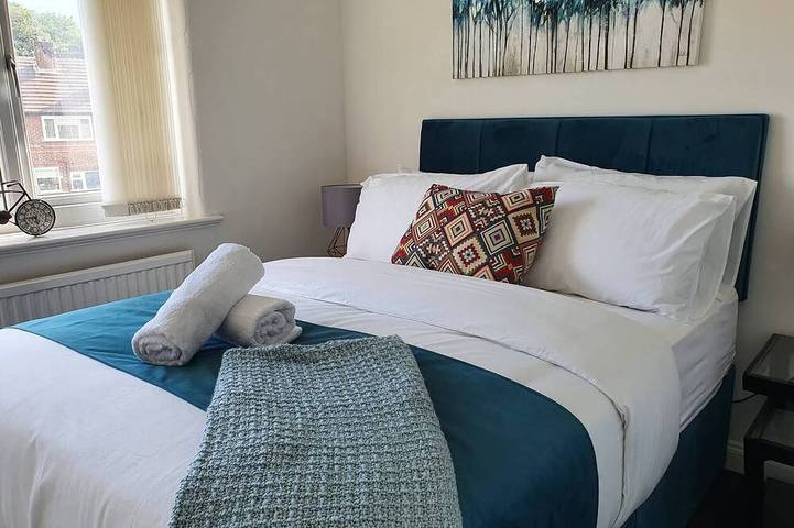 Großzügiges Zimmer mit 3 Schlafzimmern — Bahnhof Nr. Clifton, 5-10 Minuten zu Fuß — Garten und kostenloser Parkplatz in Greater Manchester