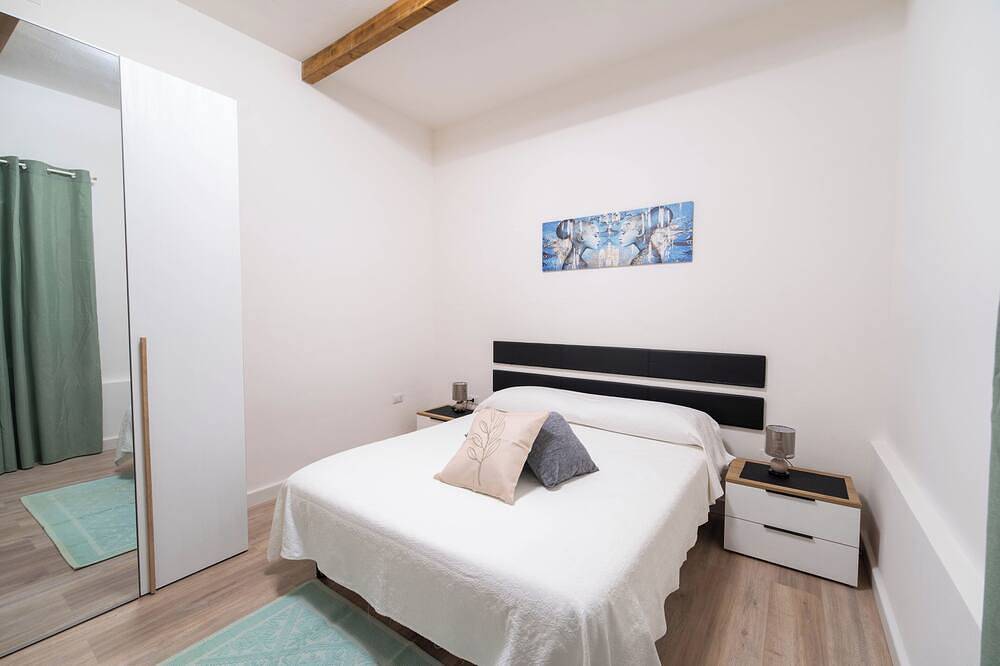 Entire apartment, La Casa di Mario - One Bedroom Apartment, Sleeps 2 in Oristano, Campidano