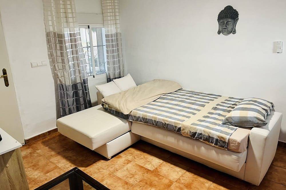 Apartamento entero, Estudio acogedor con barbacoa, jardín y parking privado cubierto in Alicante, Costa Blanca