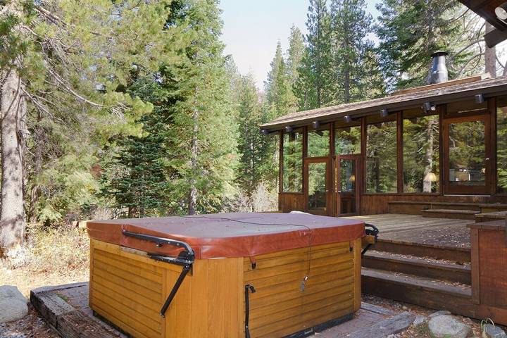Vacation rental for 8 people, with terrace and hot tub as well as yard by Lake Tahoe