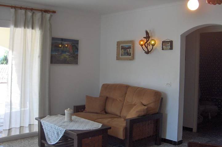 Chalé con piscina privada, gran jardin, porche, terraza y zona de juego. in Roses Centre, Roses