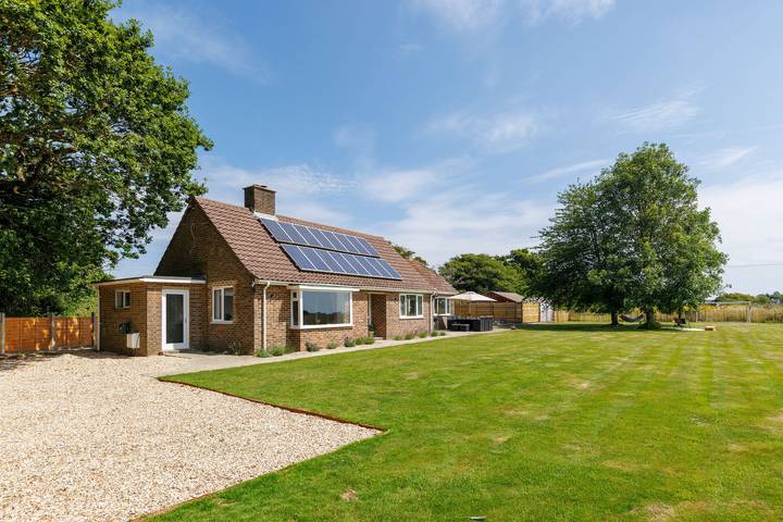 Holiday house for 8 people, with hot tub and garden, child-friendly in West Wittering