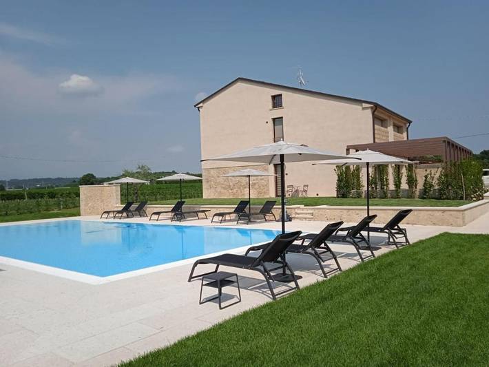 B&b per 2 persone, con Idromassaggio e Giardino nonché Piscina e Panorama a Castelnuovo del Garda
