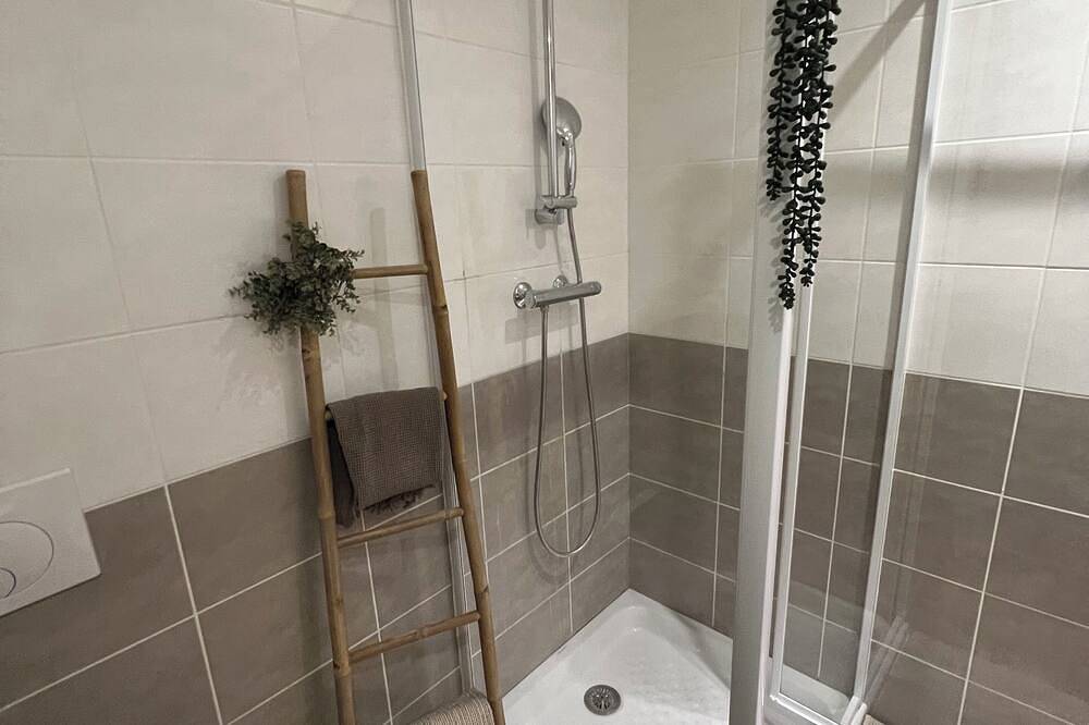 Entire apartment, Lumea Studio - Pool/Resto/Pkg in Éguilles, Mediterranean Coast (France)