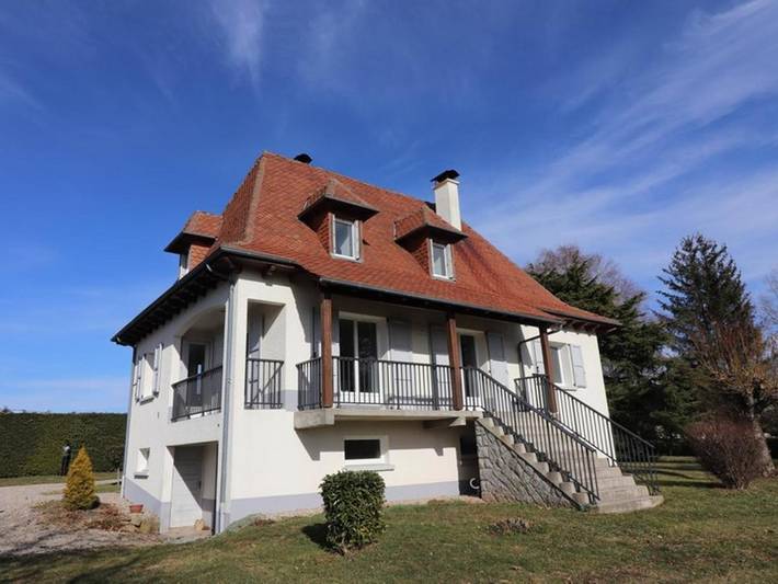 Location de vacances pour 4 personnes, avec Balcon et Jardin à Arpajon-sur-Cère