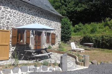 Gîte pour 9 personnes, avec jardin, animaux acceptés à Égliseneuve-d'Entraigues
