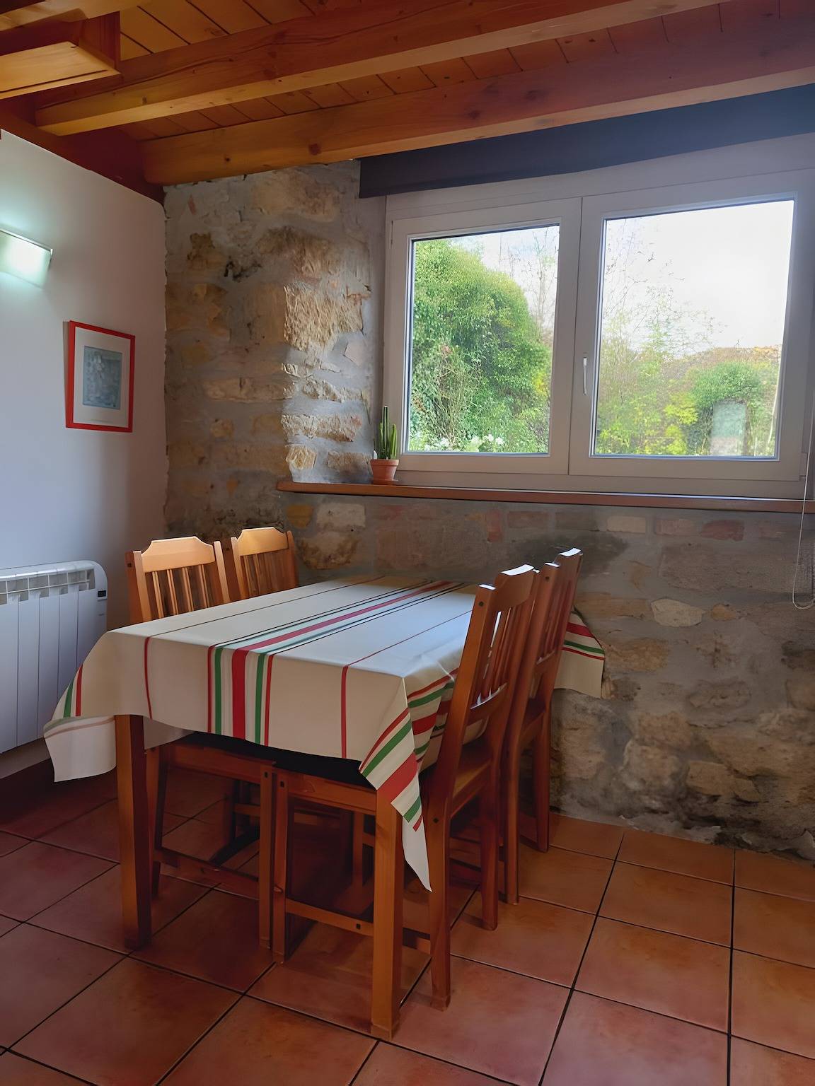 Ganze Wohnung, 'Apartamento P' mit Gemeinschaftspool und Garten, Wlan und Klimaanlage in Alsasua, Cordillera Cantábrica