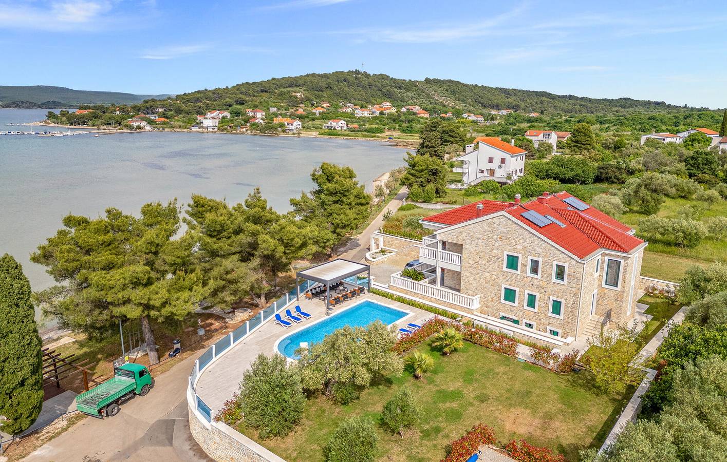 Ganze Ferienwohnung, Urlaub am Meer: Gemütliches Apartment mit einem Schlafzimmer, Pool und Terrasse in Pasman in Pasman Stadt, Pasman