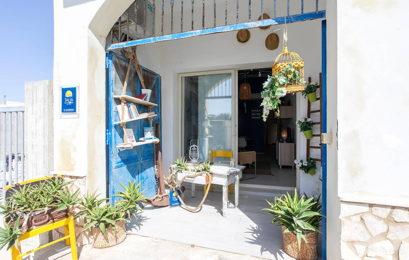 Apartment mit Meerblick, Terrasse und Parkplatz - 2,5 km zum Strand in Punta Braccetto, Ragusa
