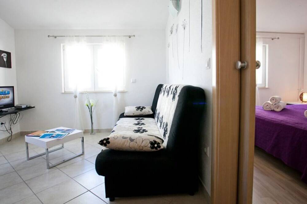 Ganze Wohnung, Nettes Apartment mit Pool und Teilmeerblick in Pisak, Split-Dalmatien