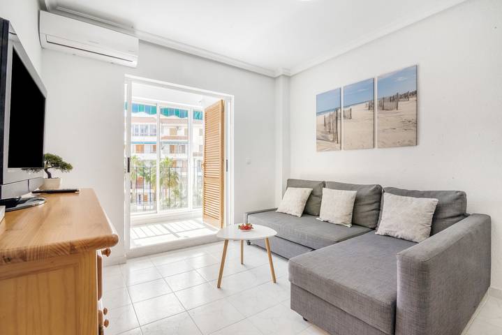 Geheel appartement, Appartement 'Playa La Mata' met Gedeeld Zwembad, Wi-Fi en Airconditioning in Torrevieja, Costa Blanca