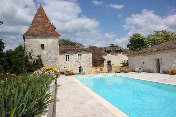 Location de vacances pour 4 personnes, avec jardin ainsi que piscine et vue, animaux acceptés à Saint-Beauzeil
