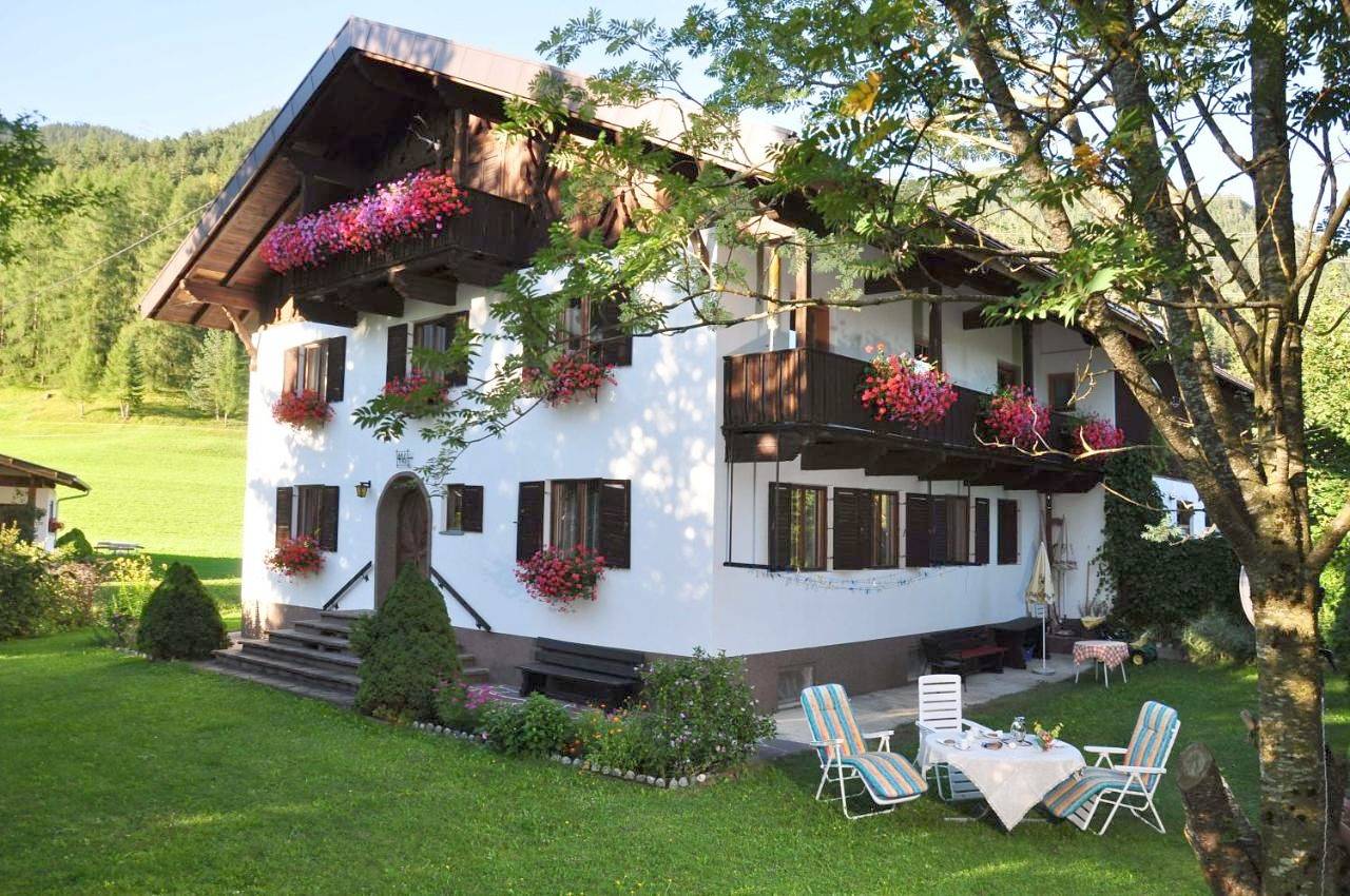 Ganze Wohnung, Two-Bedroom Apartment with Balcony in Obsteig, Bezirk Imst