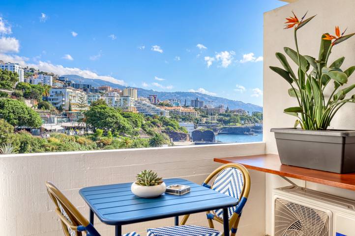 Apartamento estúdio para 2 pessoas, com varanda e vista para o mar no Funchal