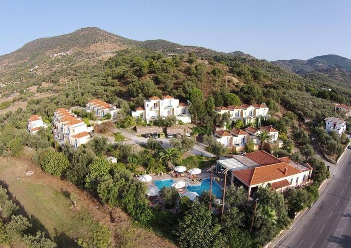 Appart’hôtel pour 4 personnes, avec terrasse et piscine ainsi que jardin et bassin pour enfant, animaux acceptés