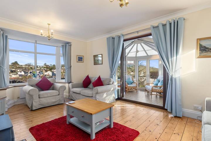 Four Oaks - Sea and Harbour Views, Parking in Saundersfoot, Pembrokeshire