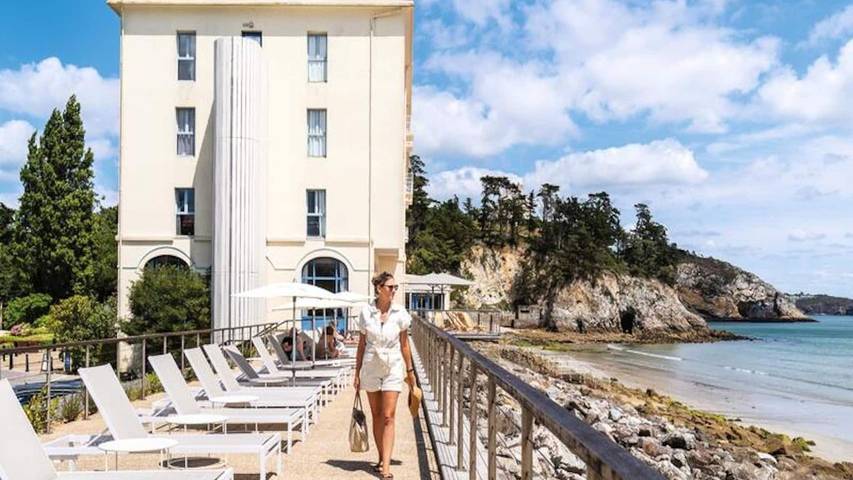 Gîte pour 3 personnes, avec terrasse et piscine dans Plage de Morgat