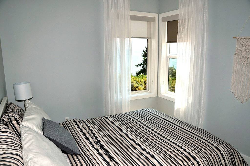 Serene, modern suite with spectacular lake views in Peachland, Regional District of Central Okanagan