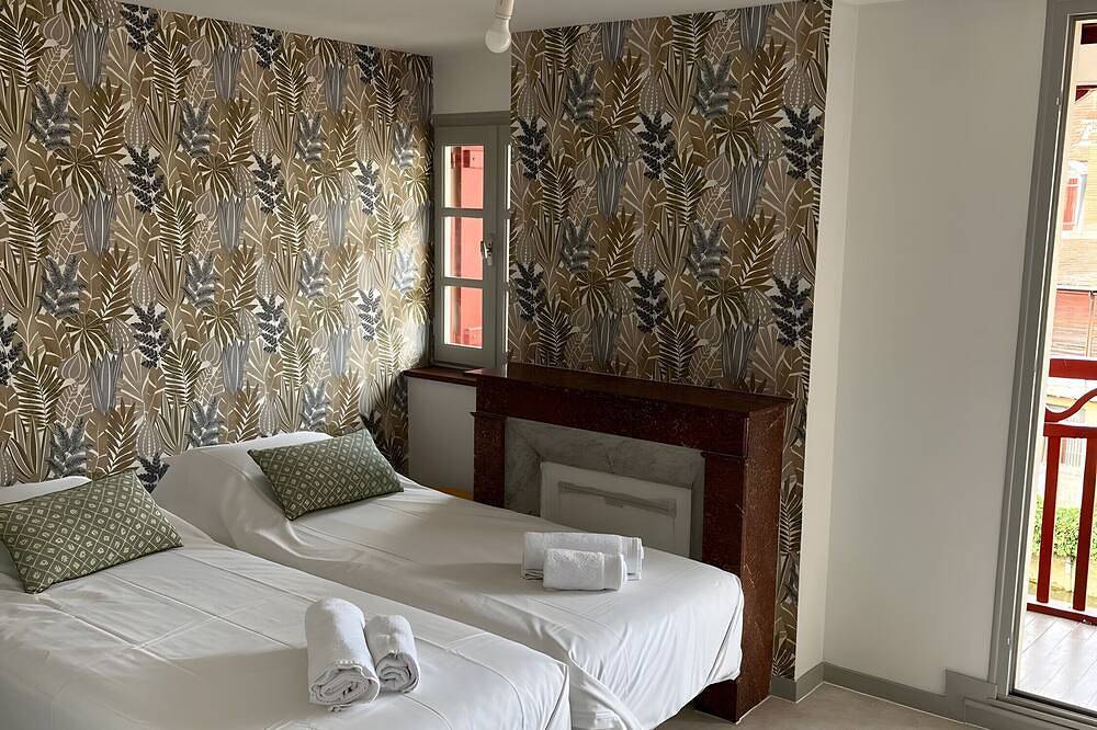 Entire apartment, Clara Panoramic Terrace T2 Apartment with Wi-Fi in Salies-de-Béarn, Béarn