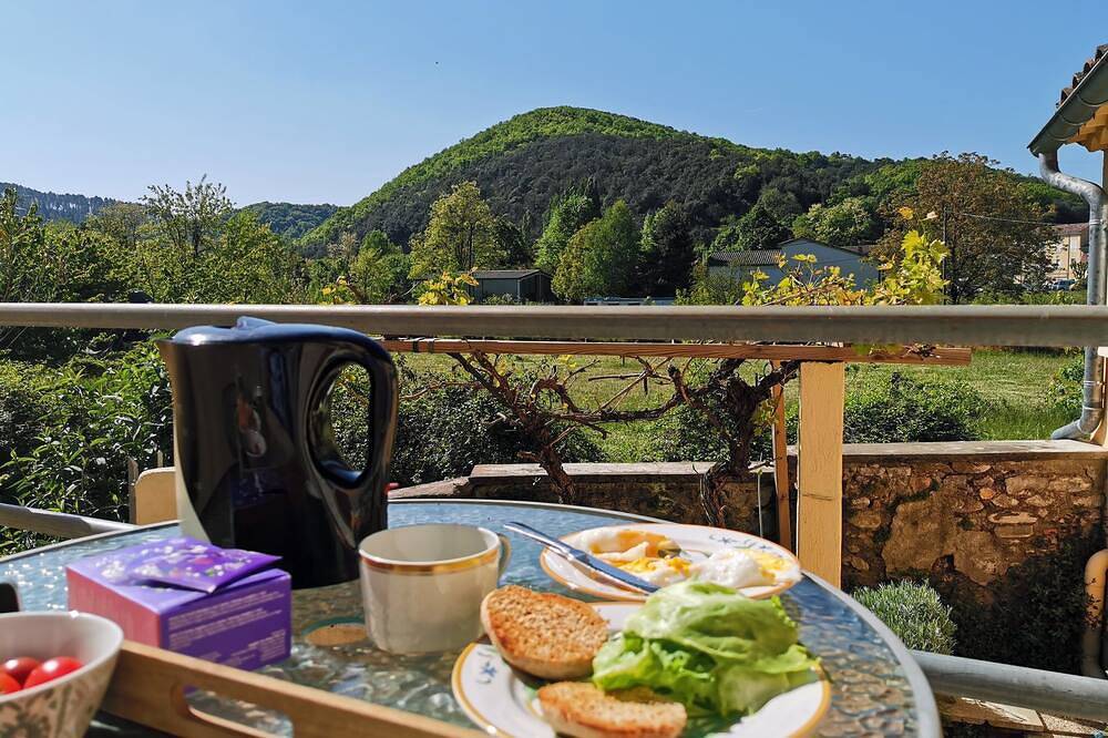House 6 persons + 2 children At the foot of the Cévennes 2500 m² fenced garden in Cendras, Cévennes