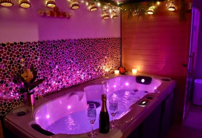 Gîte pour 2 personnes, avec jacuzzi et jardin ainsi que sauna et terrasse à Saint-Vincent-sur-Graon
