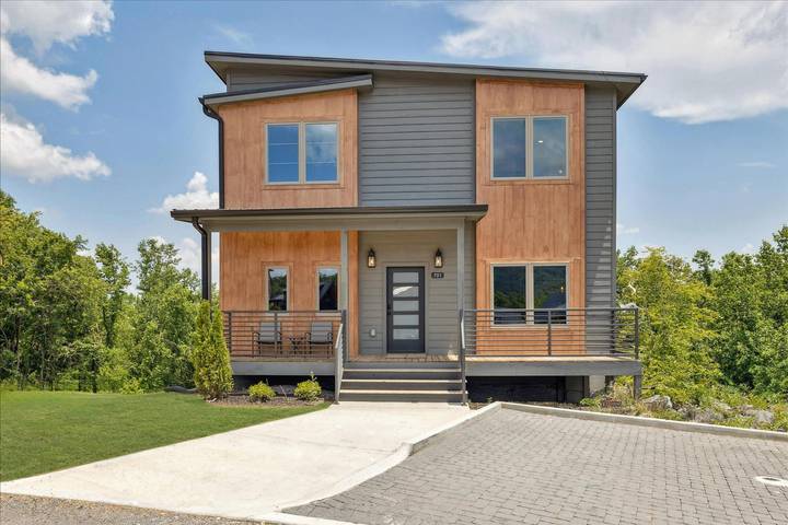 Vacation rental for 10 people, with pool and balcony in Dollywood