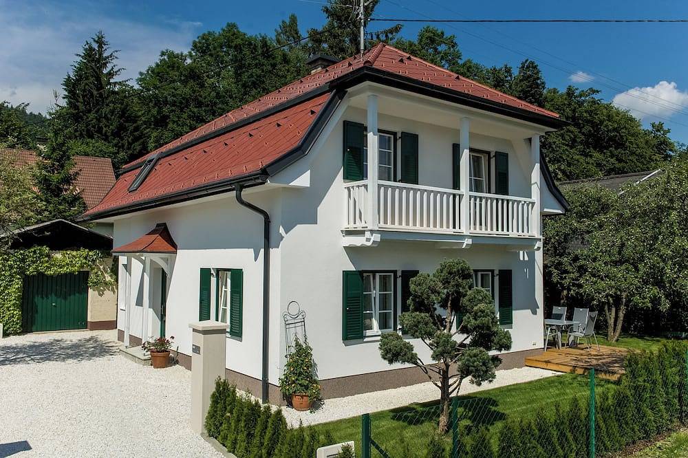Ferienhaus am Wörthersee in Pörtschach, Garten, Terrasse, privater Seezugang in Pörtschach am Wörthersee, Klagenfurt-Villach