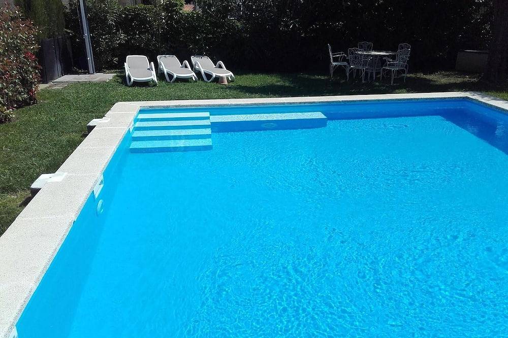 Casa unifamiliar con un gran jardín y una piscina enorme in San Martín de Liémana, Gironés