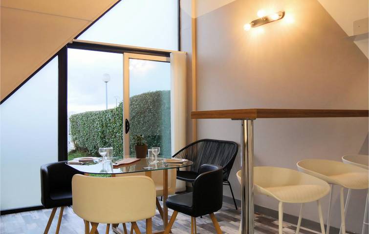 Entire holiday apartment, Beachside Retreat with Parking, Pool & Internet in Montmartin-sur-Mer, Coutances