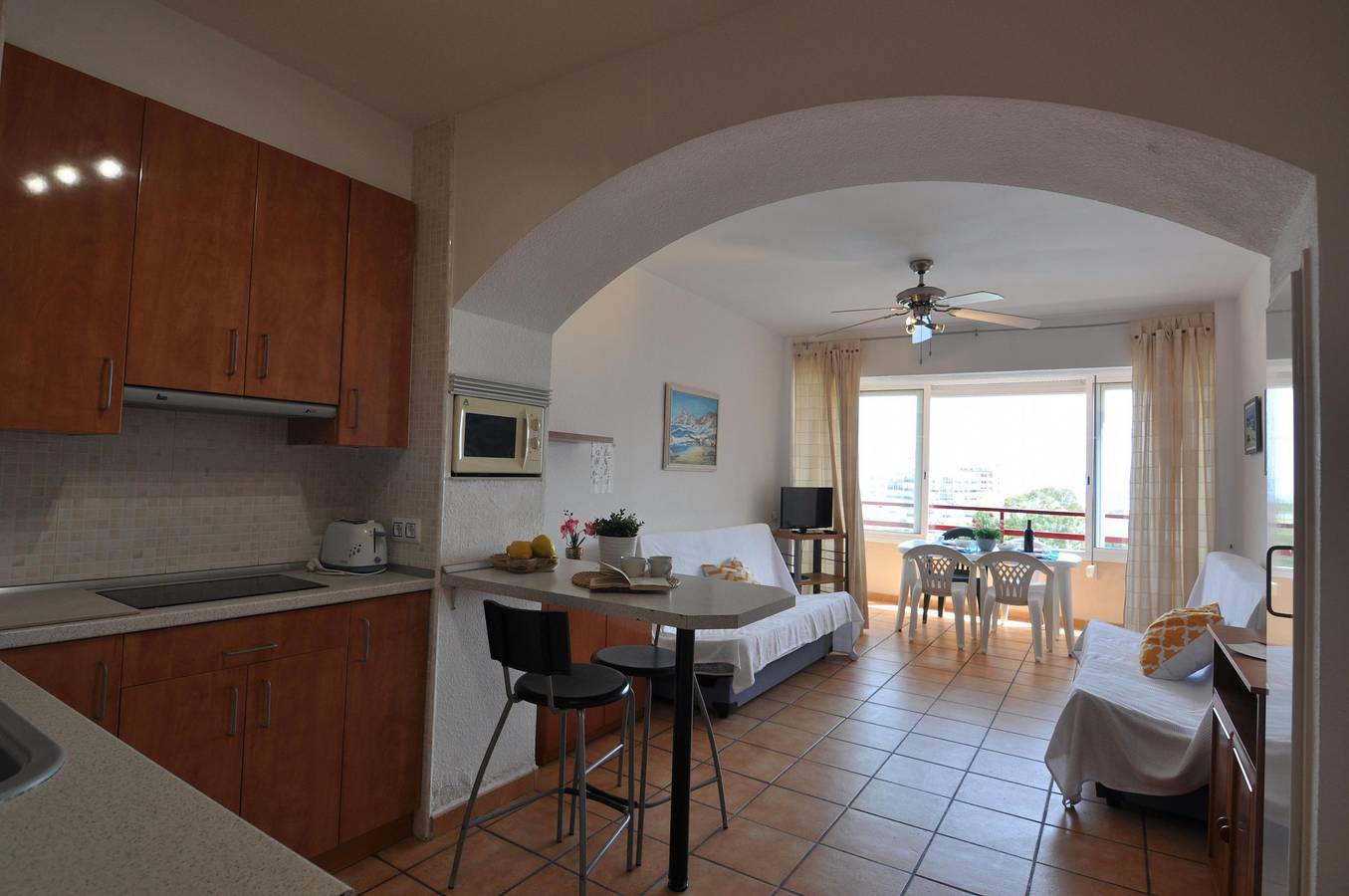 Estudio entero, ¡Estudio acogedor en Roses, Costa Brava! Capacidad para 4, terraza con vistas, piscina comunitaria. Cerca de la playa y atracciones. ¡Reserva ahora! in Santa Margarida, Roses