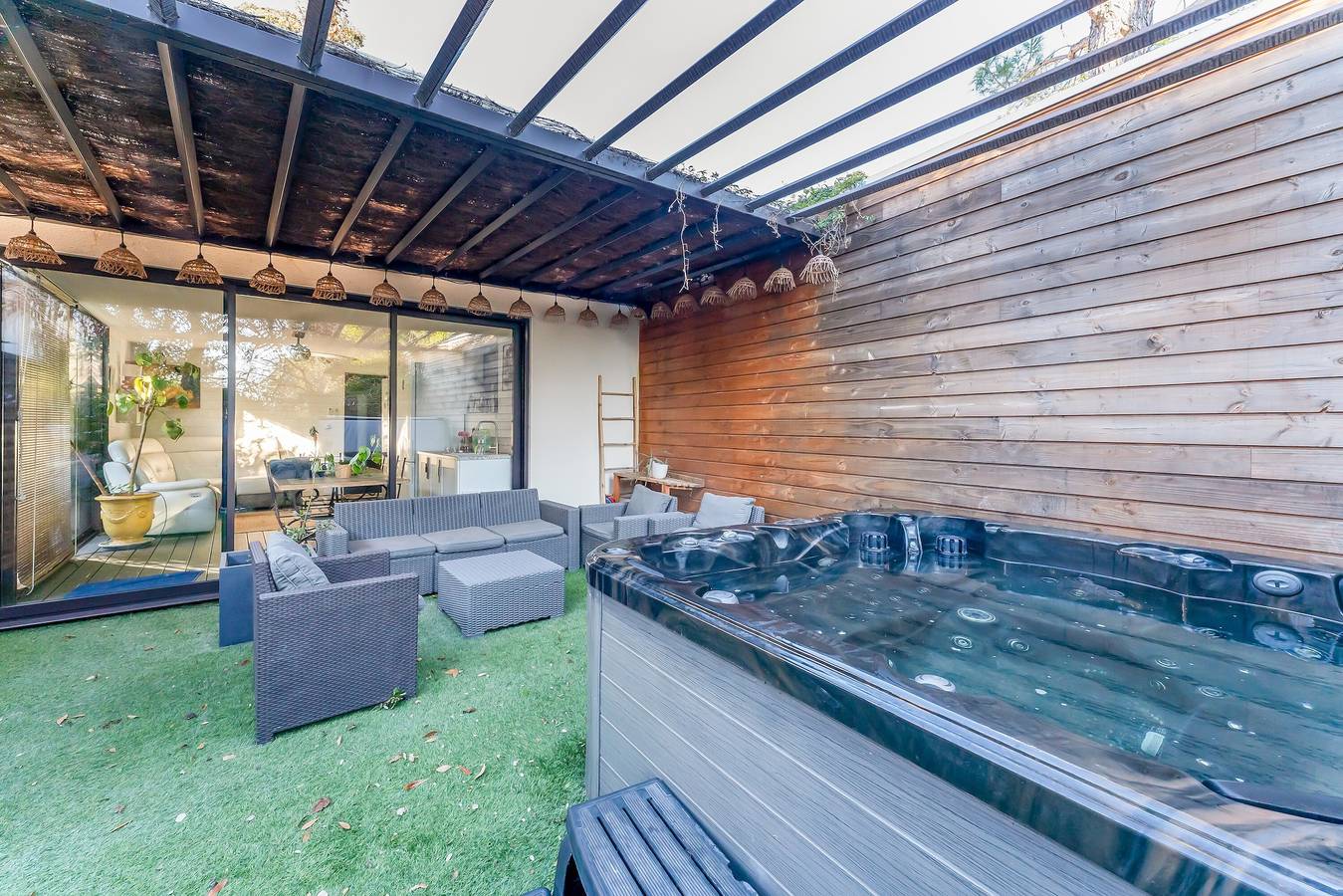 Ganze Wohnung, Apartment 'Loft Loc 25 m² Ruhiges Haus' mit privater Terrasse, Wlan & Klimaanlage in Les Angles (Gard), Nimes und Umgebung