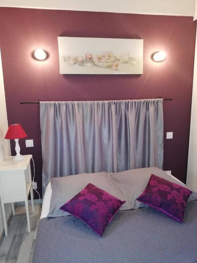 Location de vacances pour 2 personnes, avec Terrasse ainsi que Jardin et Vue dans Ardevon