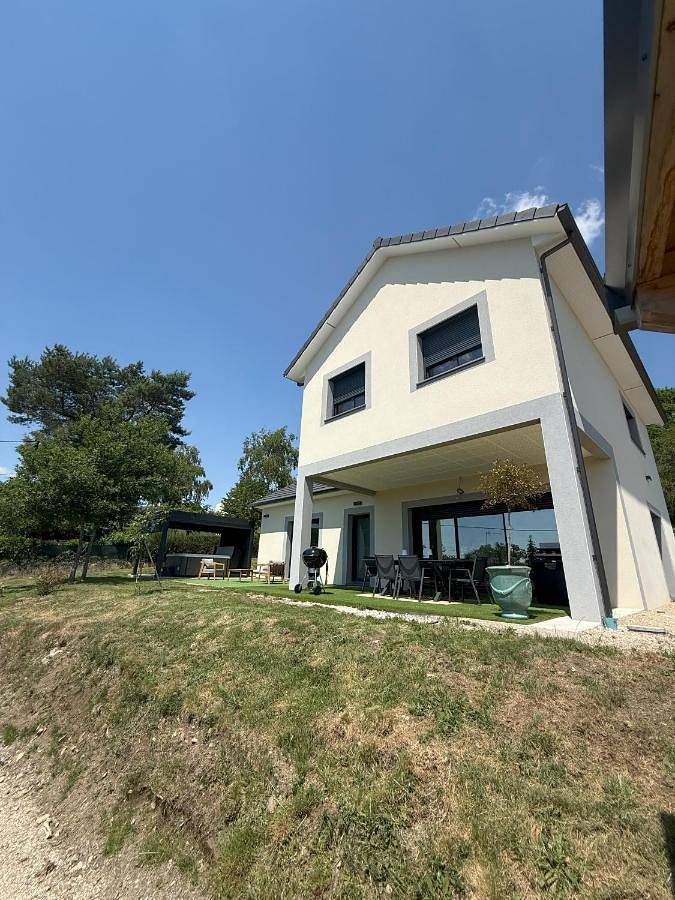 Maison avec Jacuzzi proche du lac in Marcillac-la-Croisille, Région de Tulle