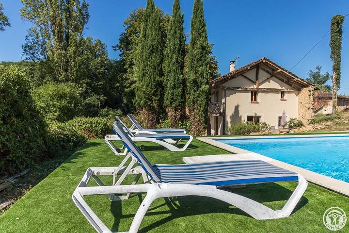 Gîte pour 8 personnes, avec Balcon et Terrasse ainsi que Jardin et Piscine