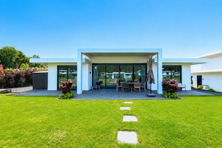 Bungalow für 8 Personen, mit Balkon/Terrasse und Terrasse sowie Garten und Seeblick am Veluwemeer