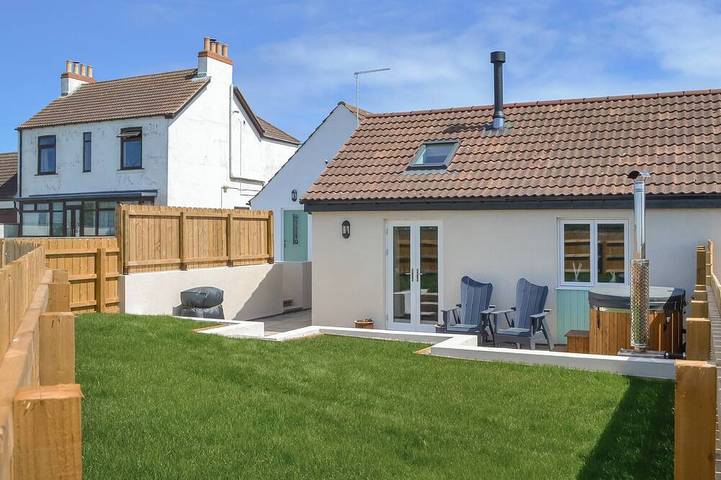 Cottage for 2 people, with hot tub and garden, with pets in Bempton
