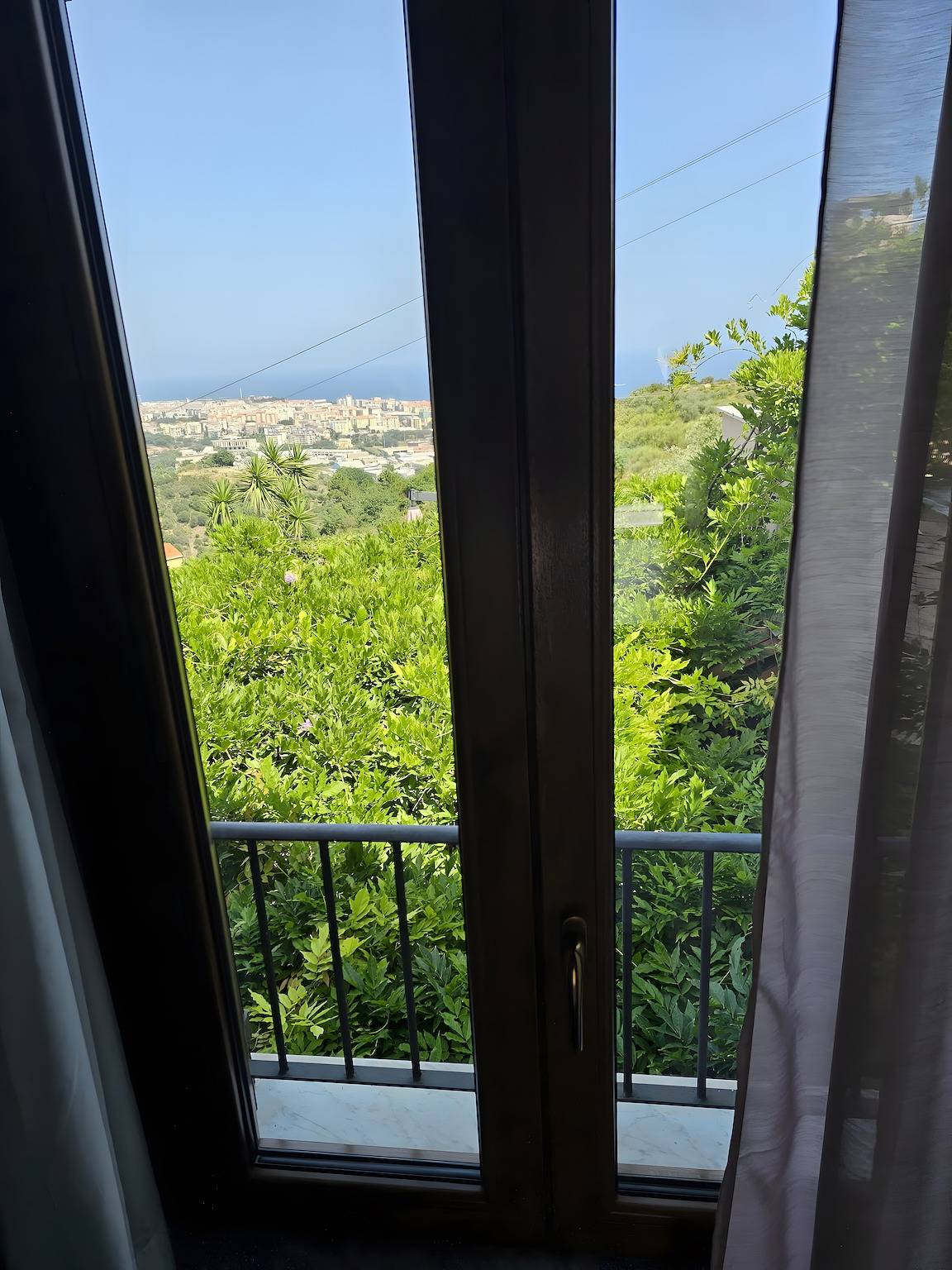 Camera Matrimoniale con Vista Mare, Wi-Fi e Aria Condizionata in Savona, Riviera di Ponente