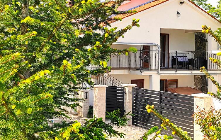 Gemütliche Ferienwohnung mit WLAN, Klimaanlage und eigener Terrasse in Labin, Ostküste Istrien