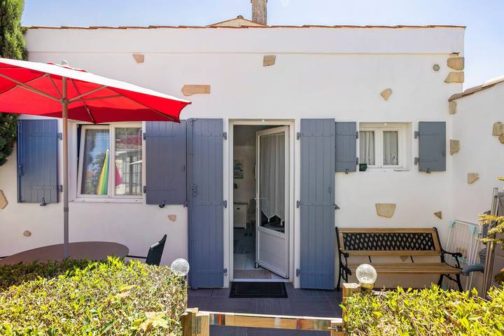 Guest Room “Lajarrieleduc” with Shared Terrace, Garden, and Wi-Fi in La Jarrie, La Rochelle region