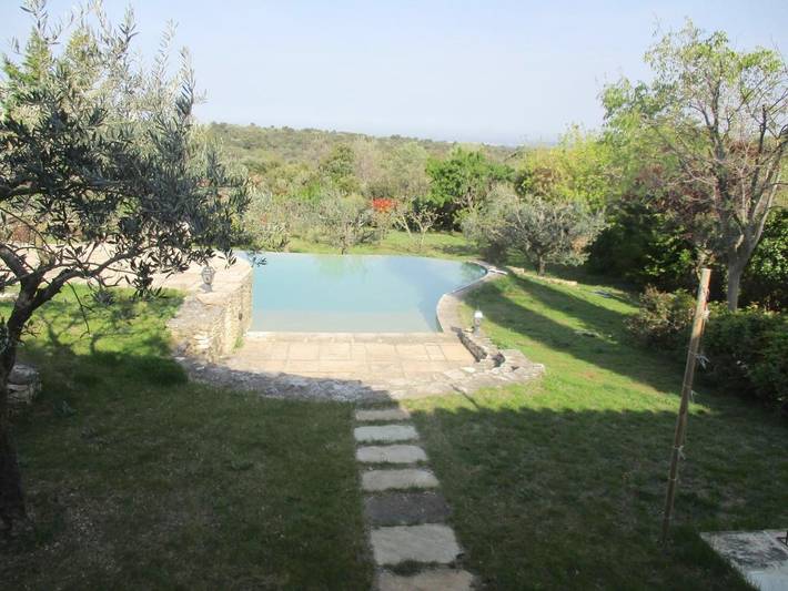 Gîte pour 2 personnes, avec piscine ainsi que vue et jardin à Venasque