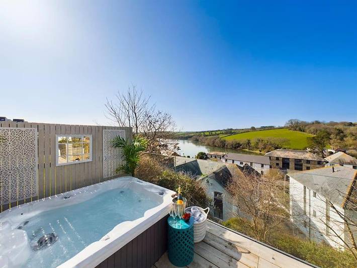 Holiday rental for 4 people, with Balcony and Hot tub as well as Terrace and Garden in Kingsbridge