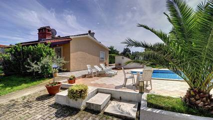 Ferienwohnung für 2 Personen, mit Pool und Terrasse sowie Garten in Medulin