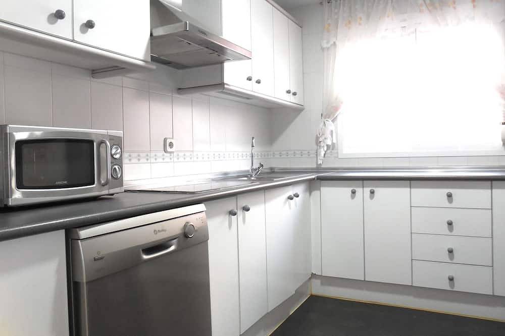 Entire apartment, Calahonda Beach Apartment in Urbanización La Perla de Andalucía, Calahonda