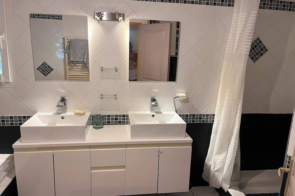 Maison/Villa 6 à 8 personnes Clim. piscine, jeux, sports et nature in Aniane, Région de Lodève