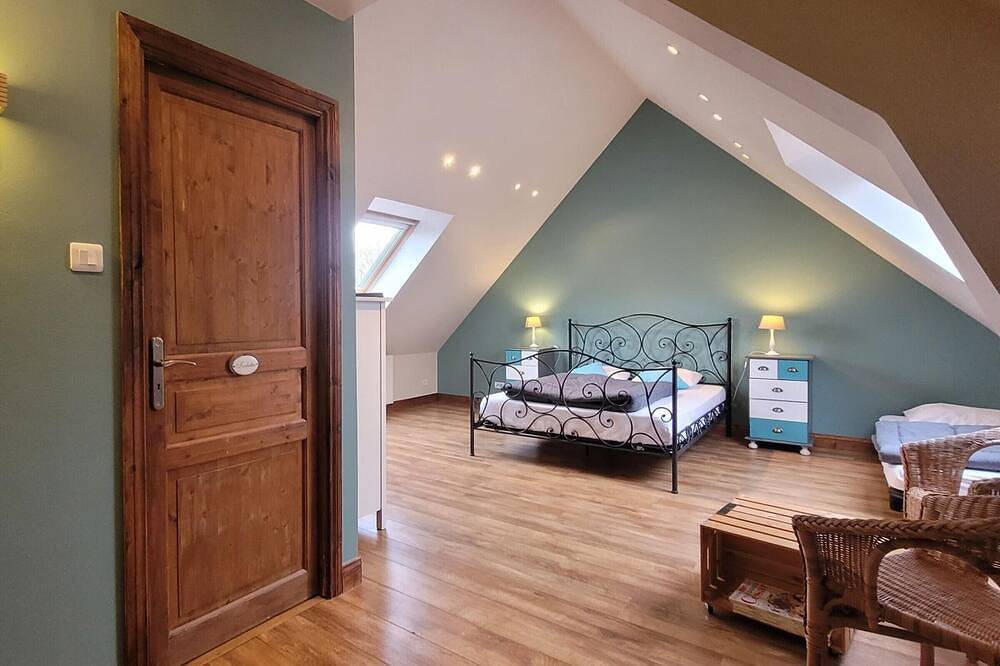 Gran casa con piscina privada, billar y jardín en Les Biards in Isigny-le-Buat, Avranches region