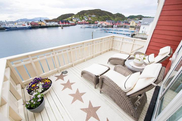 Ferienwohnung für 8 Personen, mit Ausblick und Balkon sowie Seeblick in Bremanger - 2