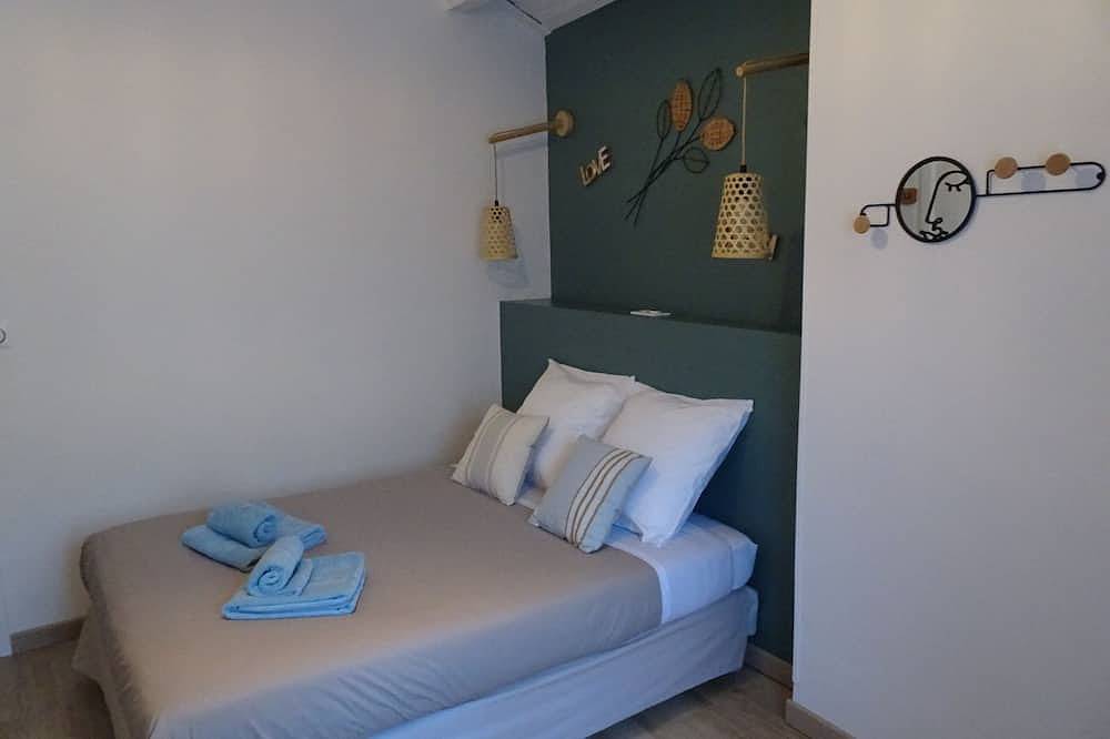 A sunny haven of peace with seasonal swimming pool in Forcalquier region