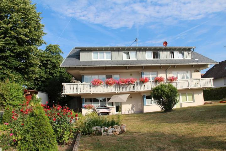Geheel appartement, Vakantiewoning 'Schwalbennest' met groot balkon in Birkendorf (Ühlingen-Birkendorf), Ühlingen-Birkendorf